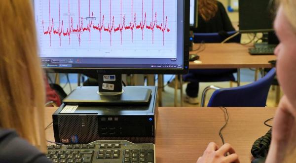 Kopā ar Talsu Valsts ģimnāzijas skolēniem pētām EKG principus un zīmējam sirds elektrisko vektoru