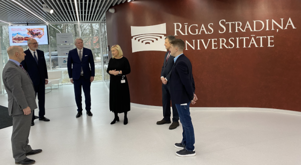 US Ambassador visits RSU pharmacy laboratories and tests dental simulation technologies