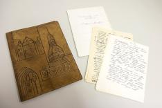 Grāmatu vāki, kuros prof. Vladislavs Korzāns glabājis lekciju plānu "Biochemistry and Medicine. Thumbnail