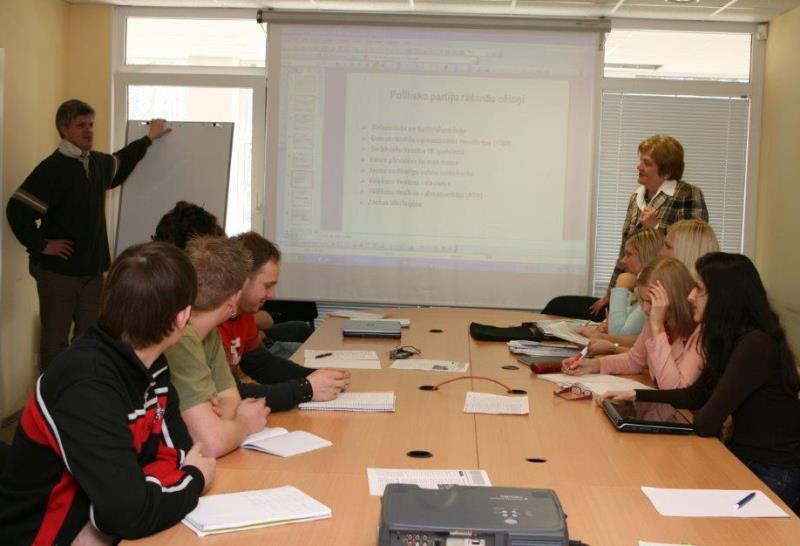 Veiko-Spolītis-un-Ilga-Kreituse-ar-studentiem-2007-gada-lead.jpg