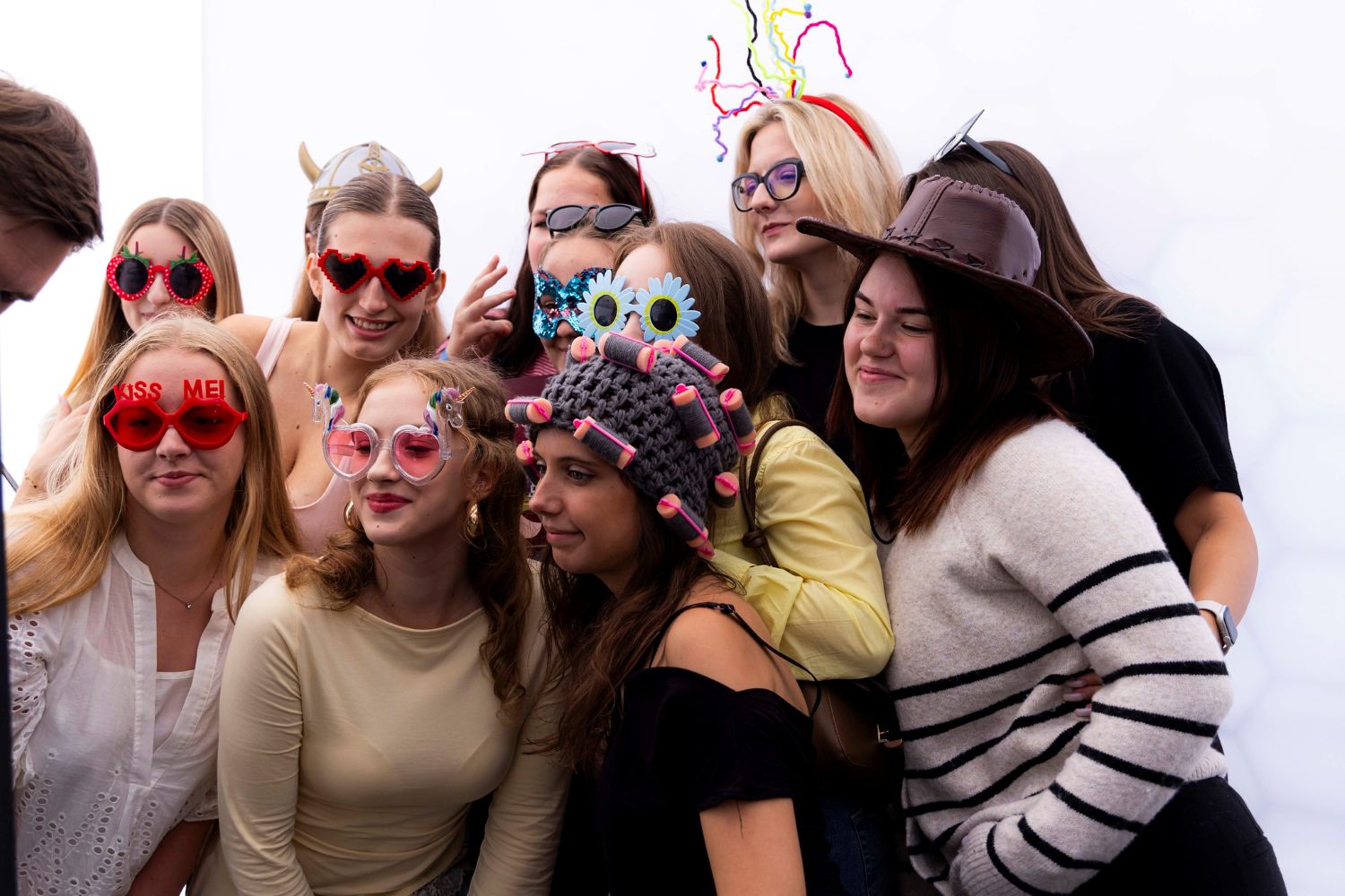 RSU 1. kursa studentes piedalās un fotografējas pasākumā ""Studentu pirmajā pietura"