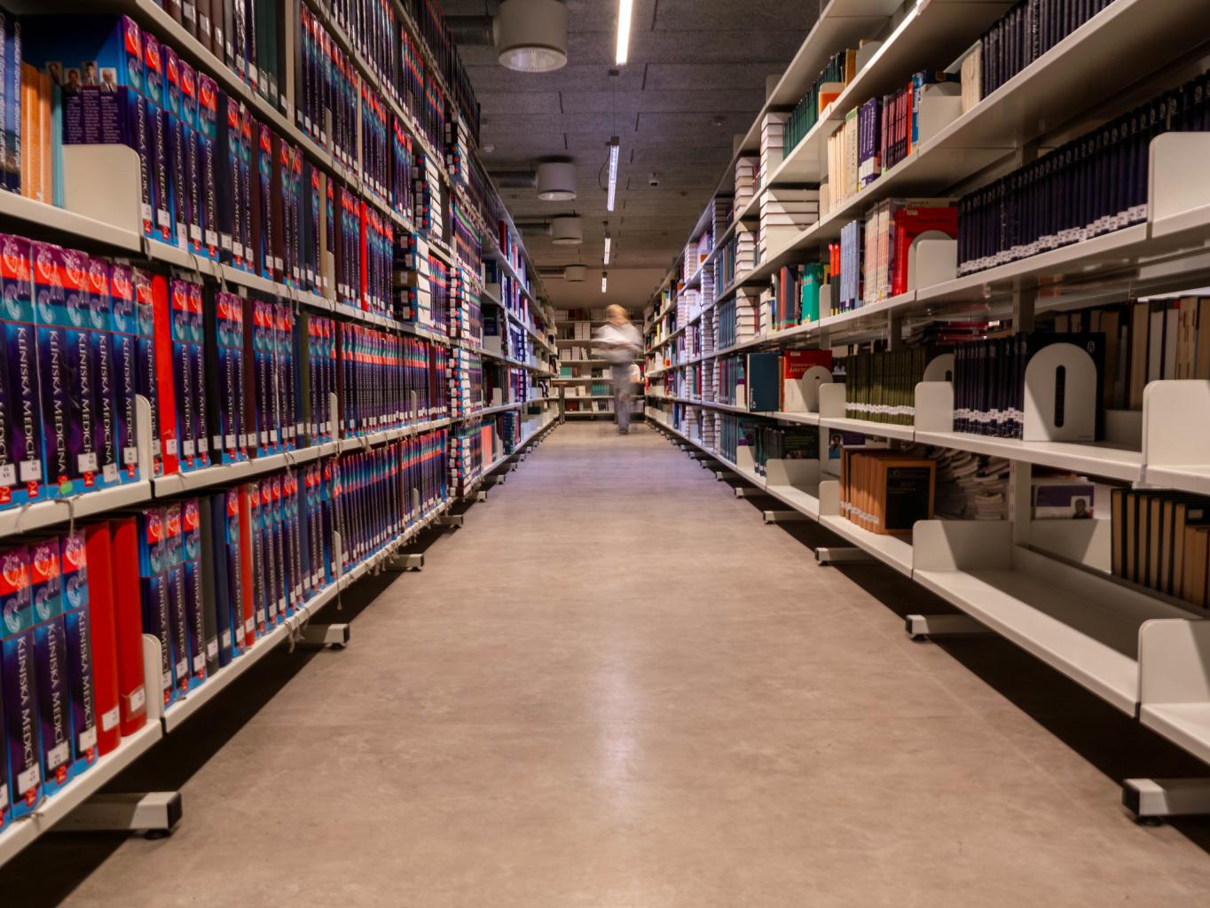 Grāmatu plaukti RSU bibliotēkā