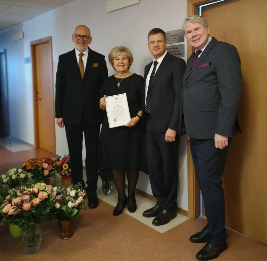 dace_gardovska_kopa_ar_rektoru_un_prorektoriem_jubileja02.jpg