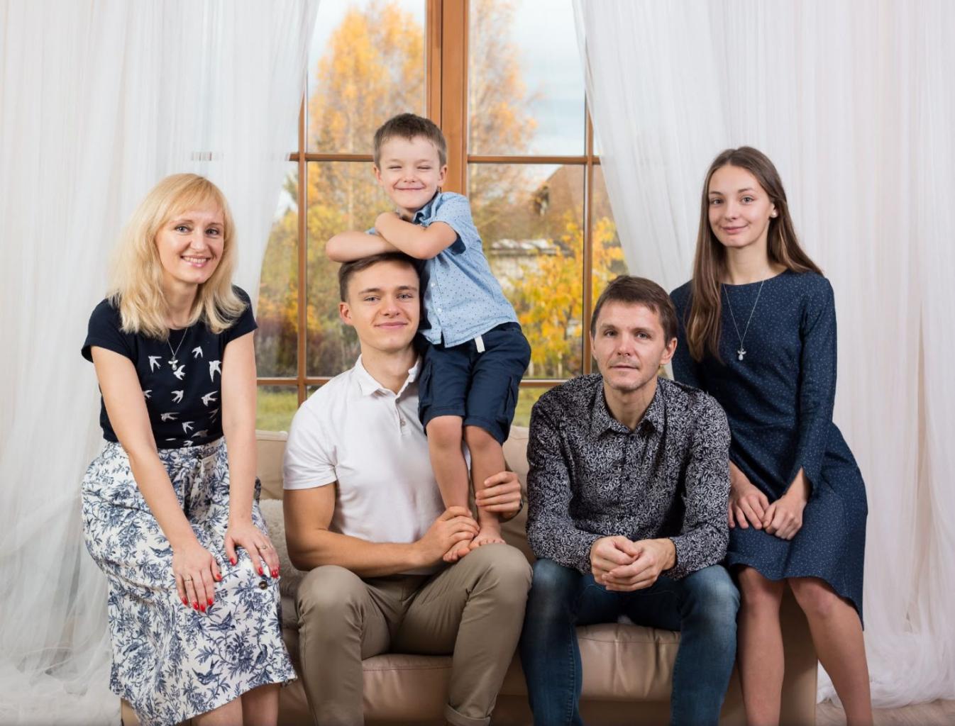 Dagnija Briede, viņas vīrs un trīs bērni