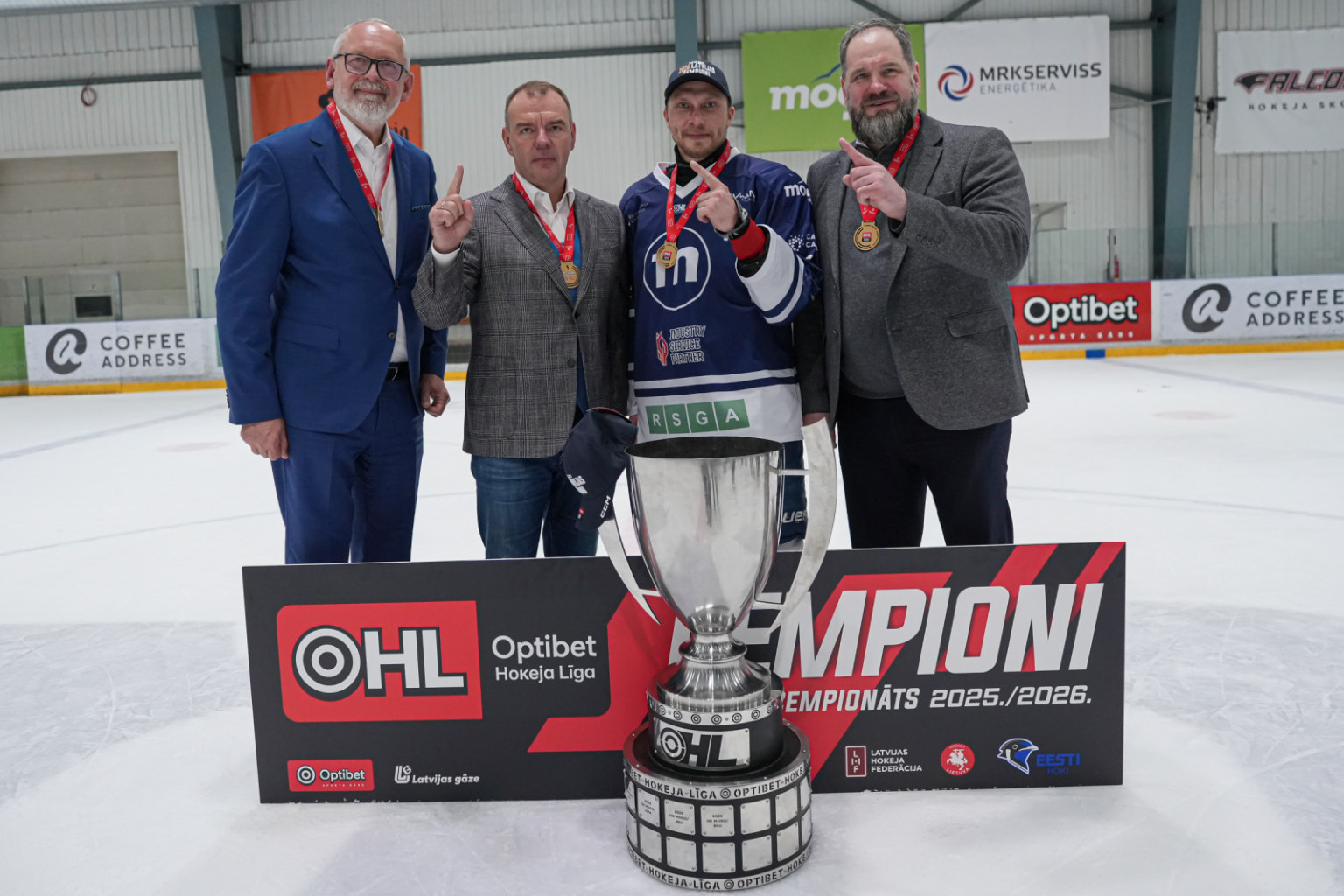 RSU rektors un Mogo/RSU hokeja komandas pārstāvji