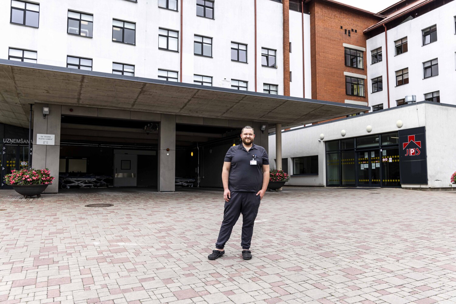 Raitis Turkins stāv pie Jelgavas slimnīcas