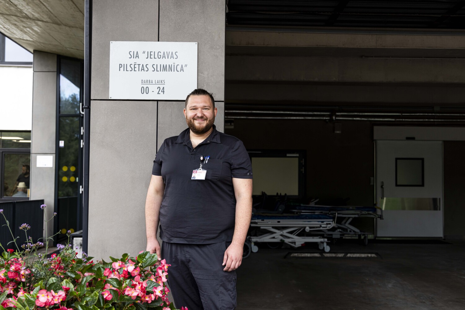 Raitis Turkins stāv pie Jelgavas slimnīcas