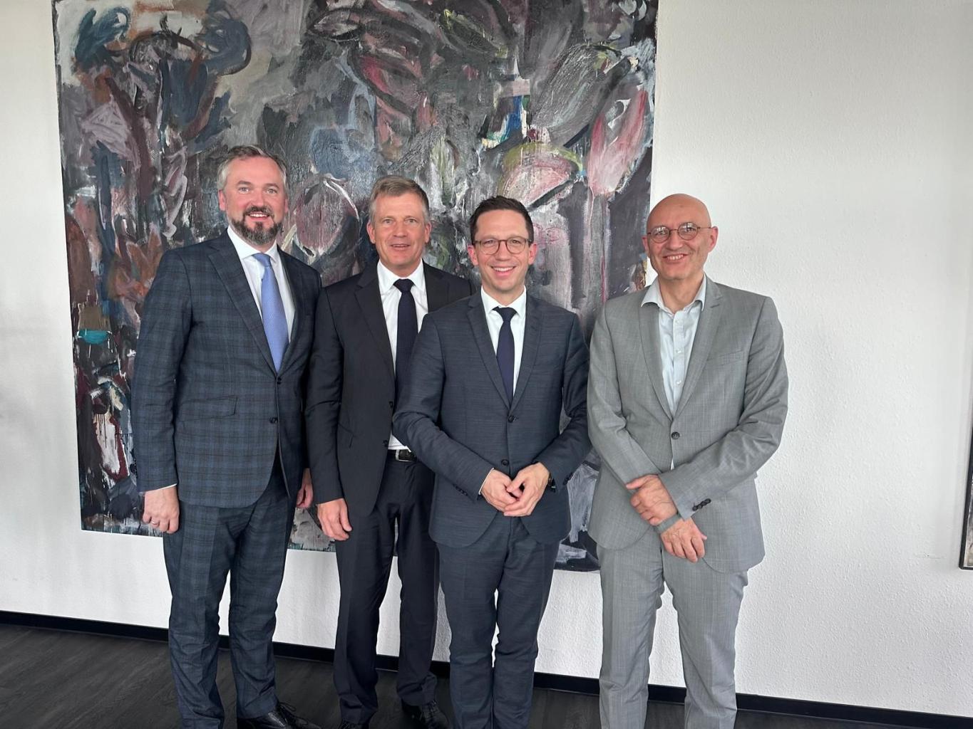 No kreisās RSU studiju prorektors prof. Haralds Plaudis, kanclers Toms Baumanis, Lejassaksijas zinātnes un kultūras ministrs Falko Mors un Elbe Klinikum Stade Neiroloģijas nodaļas vadītājs prof. Holgers Šmits