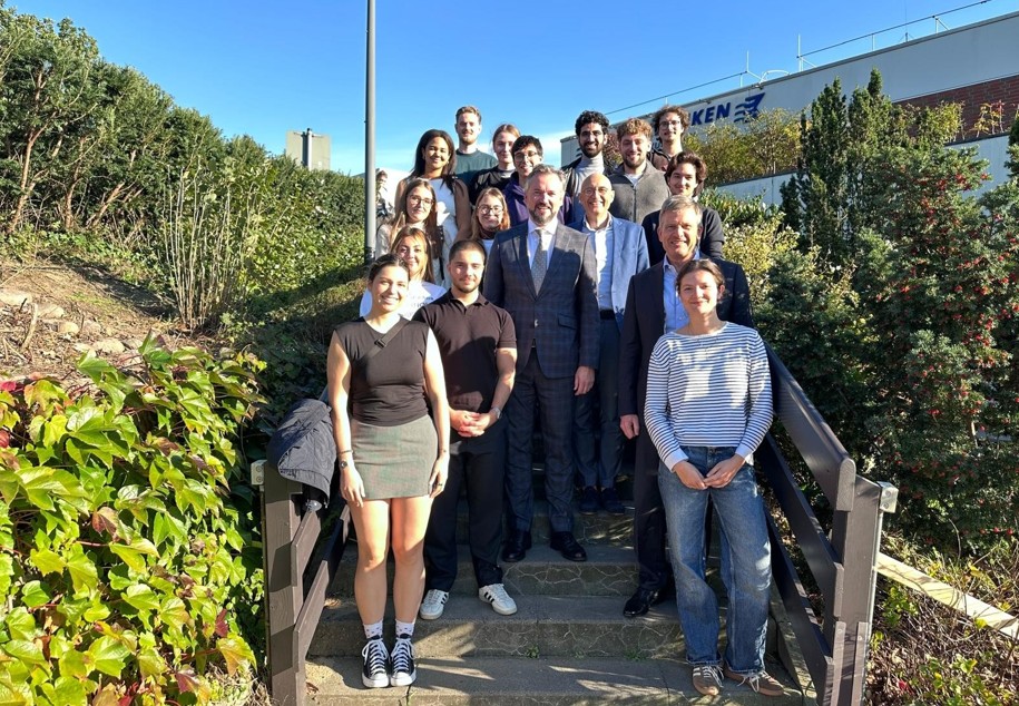 RSU kanclers Toms Baumanis, studiju prorektors prof. Haralds Plaudis un Elbe Klinikum Stade Neiroloģijas nodaļas vadītājs prof. Holgers Šmits kopā ar RSU studentiem