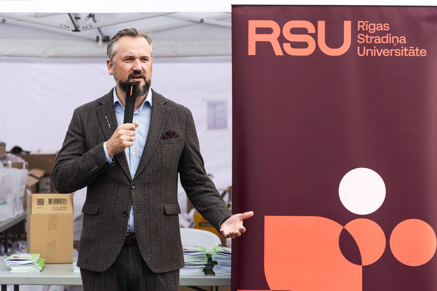 RSU studiju prorektors Haralds Plaudis saka uzrunu pasākumā "Zinošs un drošs 2026"