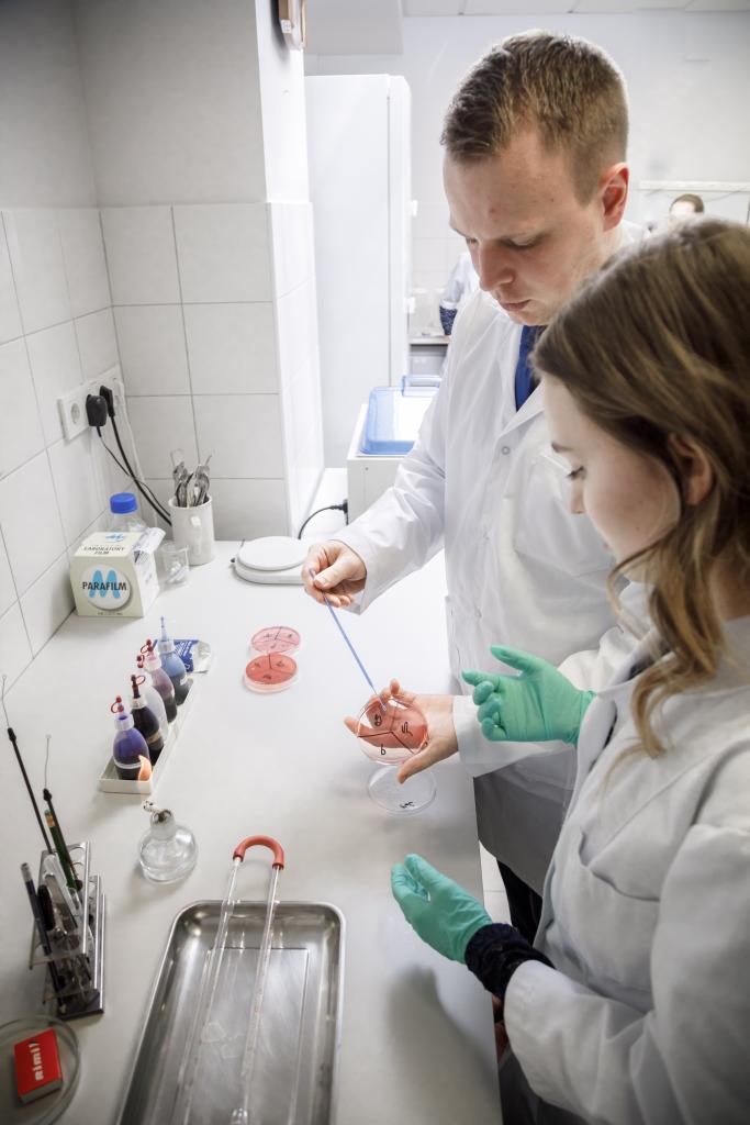 Oshiq erining oldida xotinining oyogini opadi Sochli kunnilingus porno