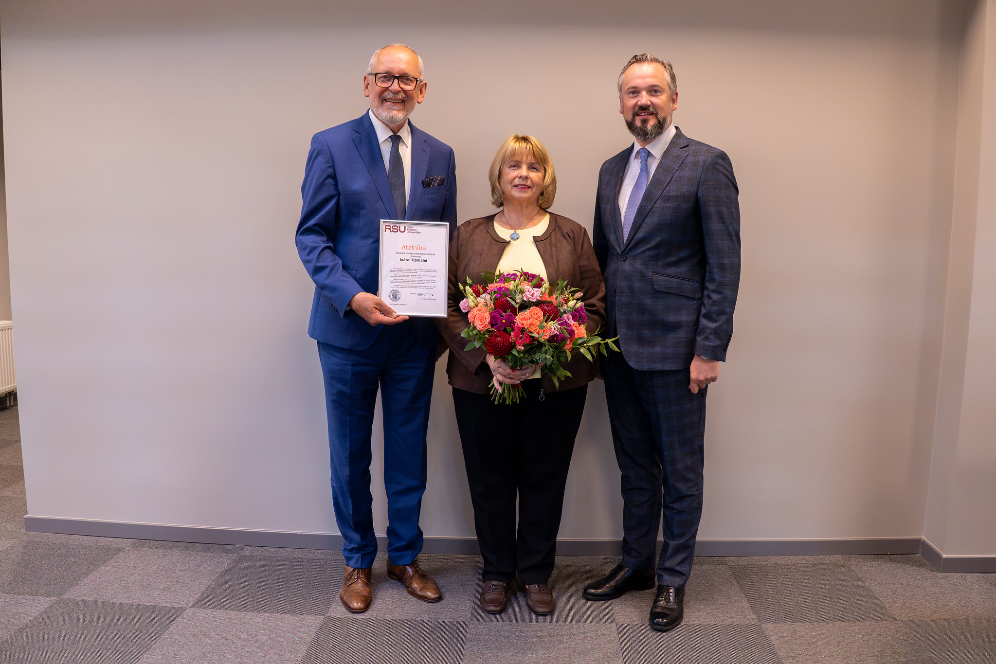 RSU Sarkanā Krusta koledžas direktore Ināra Upmale ar RSU rektoru profesoru Aigaru Pētersonu un RSU studiju prorektoru Haraldu Plaudi. Foto: RSU