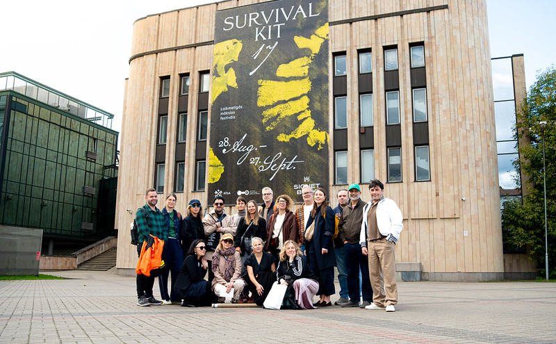 Grupas foto ar projekta ‘CLiViE’ partneriem pie festivāla Survival Kit norises vietas Rīgā.