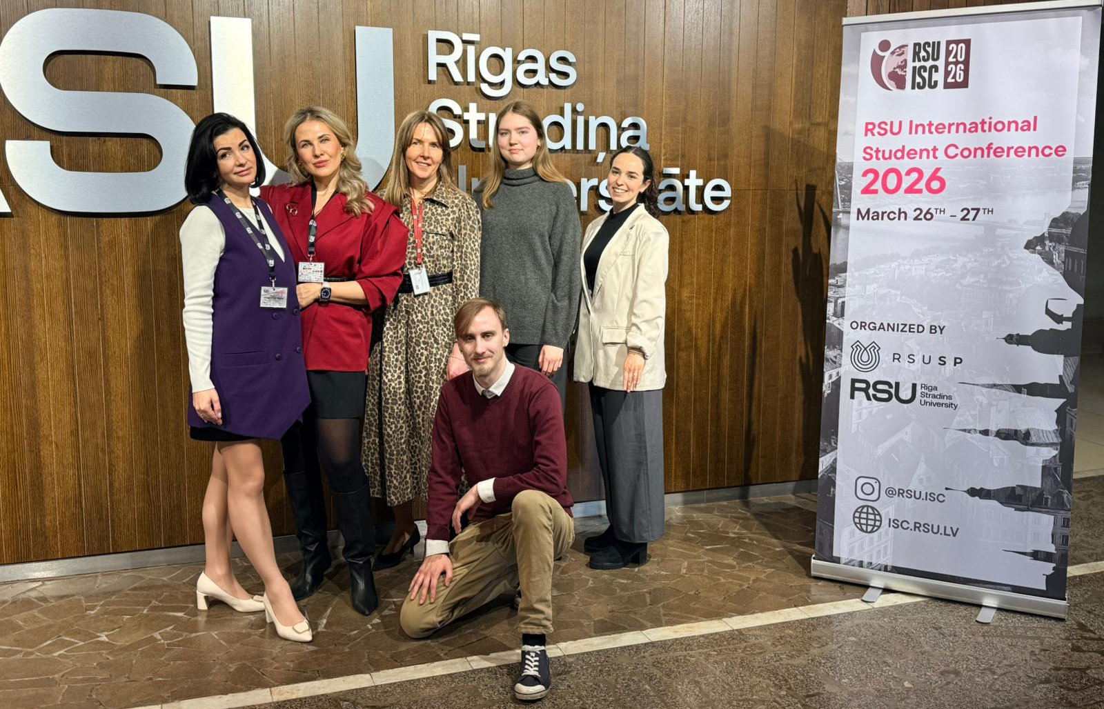 Psiholoģijas studenti ar docētājiem