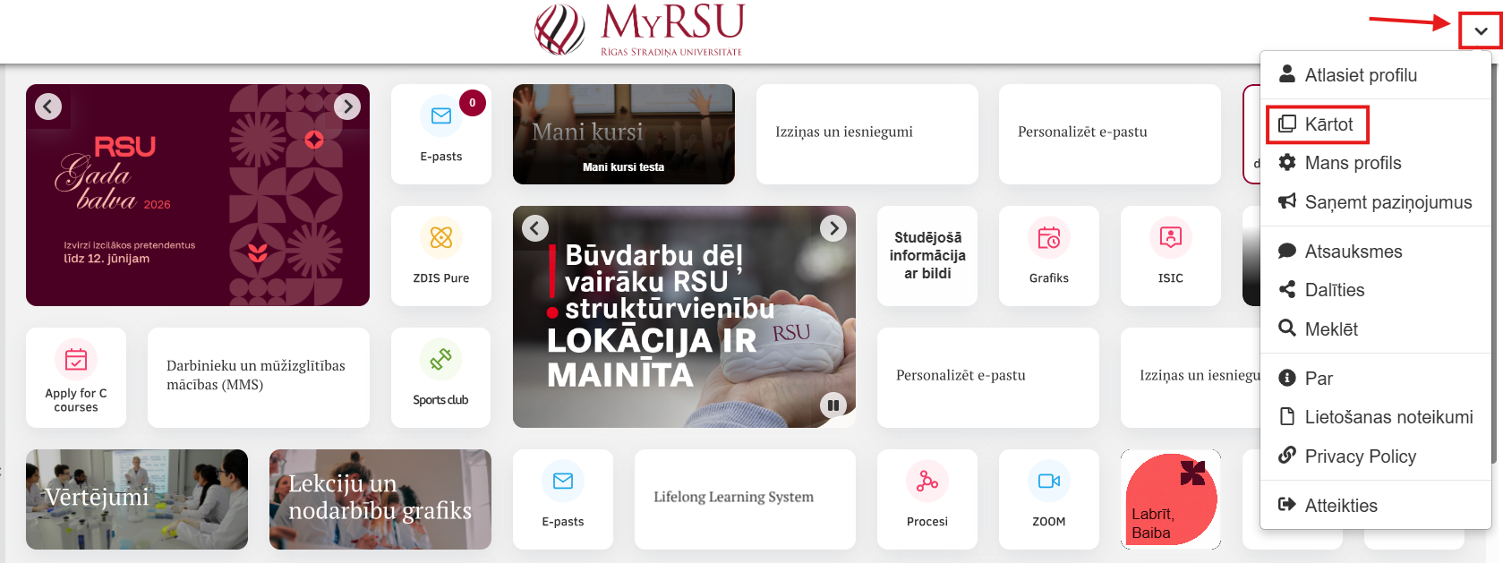 Ekrānuzņēmums no MyRSU portāla sākumlapas. Augšējā labajā stūrī atvērta lietotāja izvēlne ar iezīmētu opciju “Kārtot”. Izvēlnē redzamas citas sadaļas, piemēram, “Atlasiet profilu”, “Mans profils”, “Saņemt paziņojumus”, “Atsauksmes”, “Meklēt”, “Par”, “Lietošanas noteikumi”, “Privacy Policy” un “Attiekties”. Fonā redzamas portāla flīzes, tostarp “E-pasts”, “Mani kursi”, “Grafiks”, “ISIC” un informatīvs paziņojums par izmaiņām RSU struktūrvienību lokācijā.