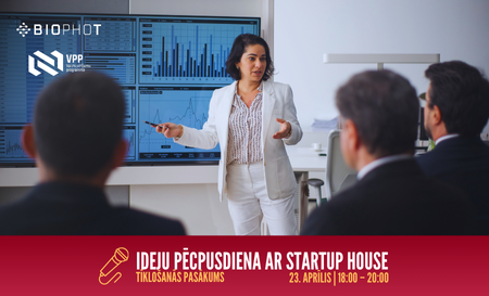 "Sieviete baltā kostīmā vada prezentāciju cilvēku grupai konferenču telpā. Aiz viņas uz lieliem ekrāniem redzami datu grafiki. Attēla augšējā kreisajā stūrī redzami BIOPHOT un VPP logotipi. Apakšā ir sarkana josla ar tekstu: 'Ideju pēcpusdiena ar Startup House – tīklošanās pasākums. 23. aprīlis | 18–20.'"