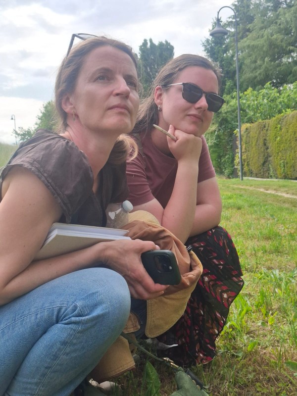 Lauka darbā, klausoties vietējā iedzīvotāja stāstu 