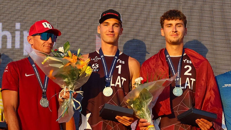 No kreisās M.Pļaviņš, G.Auziņš, K.Fokerots