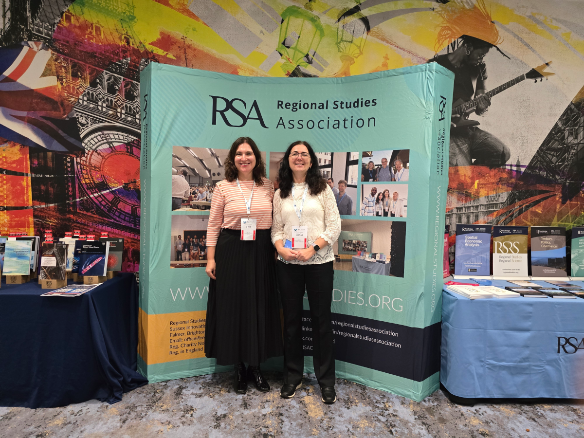 Ieva Puzo un Olga Cara konferencē Londonā