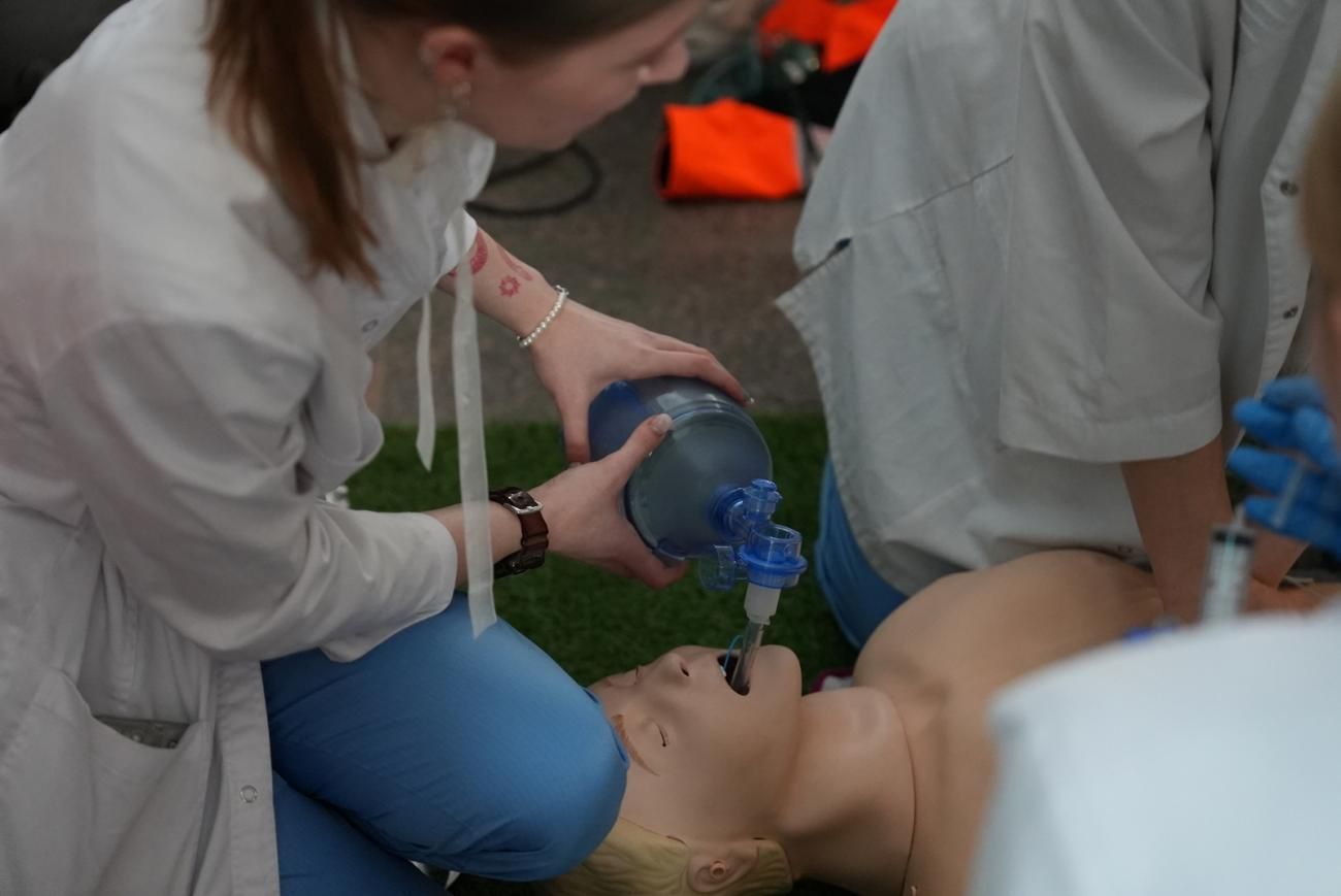 RSU pulcēs medicīnas studentus starptautiskās sacensībās reanimācijā "Medical Wrestle 2026"