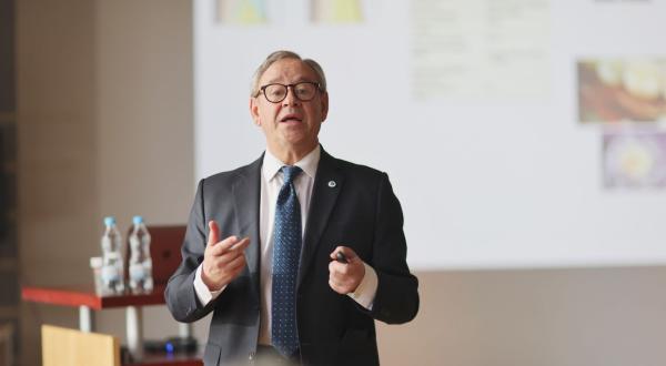 2025. gada 7. novembrī RSU Stomatoloģijas institūtā viesojās pasaulē atzītais periodontoloģijas eksperts prof. Mariano Alonso Sansa