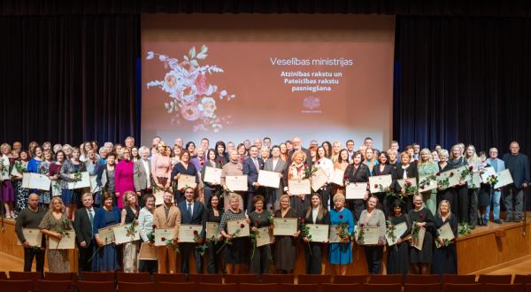 RSU darbiniekiem pasniegti Veselības ministrijas apbalvojumi. Foto: VM