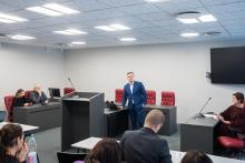 Ekonomiskās drošības aizsardzības studenti prezentē noslēguma darbus jaunā tiesu izspēļu zālē