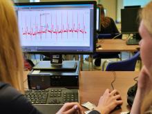Kopā ar Talsu Valsts ģimnāzijas skolēniem pētām EKG principus un zīmējam sirds elektrisko vektoru
