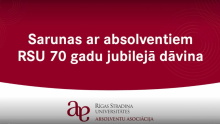 RSU Absolventu asociācija pasniedz dāvanu universitātes 70. dzimšanas dienā