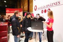 RSU stendam izstādē "Skola" – liela jauniešu uzmanība