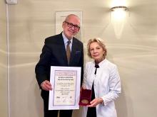 Profesorei Ilgai Urtānei pasniegta Kārļa Barona balva par nozīmīgu ieguldījumu zobārstniecībā