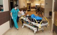 RSU docētāja vadībā aizvadīta simulācijas izspēle palīdzības sniegšanā pacientam ar Covid-19