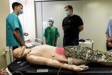 Medicīnas izglītības tehnoloģiju centrā Medicīnas fakultātes vecāko kursu studenti piedalās virtuālās realitātes traumu simulatora pētniecības projektā