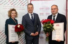 RSU laureāti kopā ar RSU Militārās medicīnas pētījumu un studiju centra vadītāju Aināru Stepenu