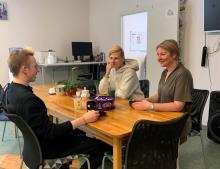 Iveta Dūma kopā ar centra jauniešiem Nikitu un Danilu