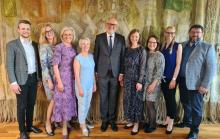 RSU māksliniecisko kolektīvu pārstāvji iepazīstina rektoru ar savas darbības aktualitātēm