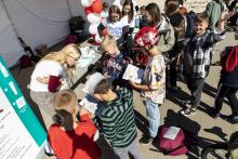 Pasākumā "Zinošs un drošs" topošie pediatri izglīto bērnus un vecākus par drošību