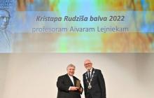 Prof. Kristapa Rudzīša balvu par izcilu ieguldījumu internajā medicīnā saņem RSU prof. Aivars Lejnieks
