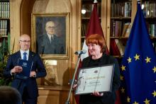 Prof. Maija Dambrova saņem Ministru kabineta balvu