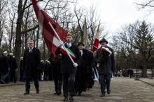 Godinot kritušos varoņus, RSU studenti, docētāji un rektors piedalās gājienā uz Brāļu kapiem