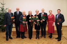 Pasniegti diplomi jaunajiem LZA locekļiem, kuru vidū ir mūsu kolēģi