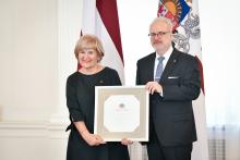 Prof. Dacei Gardovskai pasniegts Valsts prezidenta Cildinājuma raksts