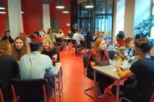 Studentu ātrās draudzēšanās pasākums – lieliska vieta, kur rudenī uzplaukt vasarīgai draudzībai