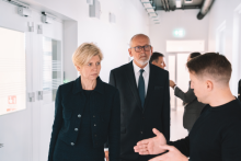 RSU Farmācijas studiju un pētniecības centrā viesojas izglītības un zinātnes ministre Anda Čakša