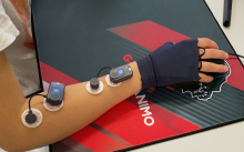 RSU pētnieki testē inovatīvu ergonomisku datorspēļu cimdu