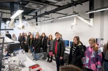 Teju 100 jauniešu no 22 pilsētām Ēnu dienā apciemo RSU