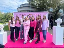 RSU studentu zinātniskais pulciņš piedalās rozā mamogrāfijas busiņa prezentācijā