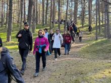 Aizvadīts RSU darbinieku un studentu Saulrieta pārgājiens gar jūru
