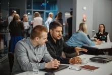 RSU hakatonā studenti izstrādā mākslīgā intelekta risinājumus uzņēmējiem un patērētājiem