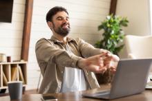 Zinātnieki ilgstošu sēdēšanu salīdzina ar smēķēšanu. Ko RSU pētījumi atklāj par biroju darbinieku veselību